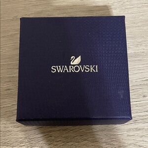 Swarovski bee bracelet with magnetic adjuster